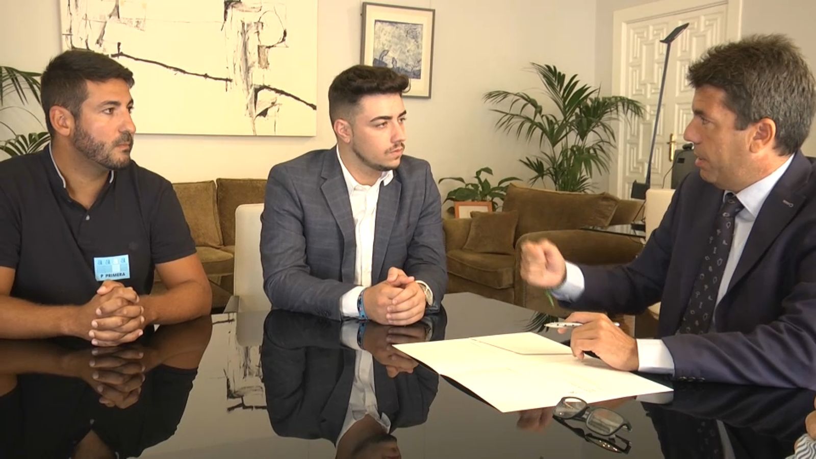 Un moment de la reunió entre Mazón i representants de la Federació de Penyes Taurines Bous al Carrer