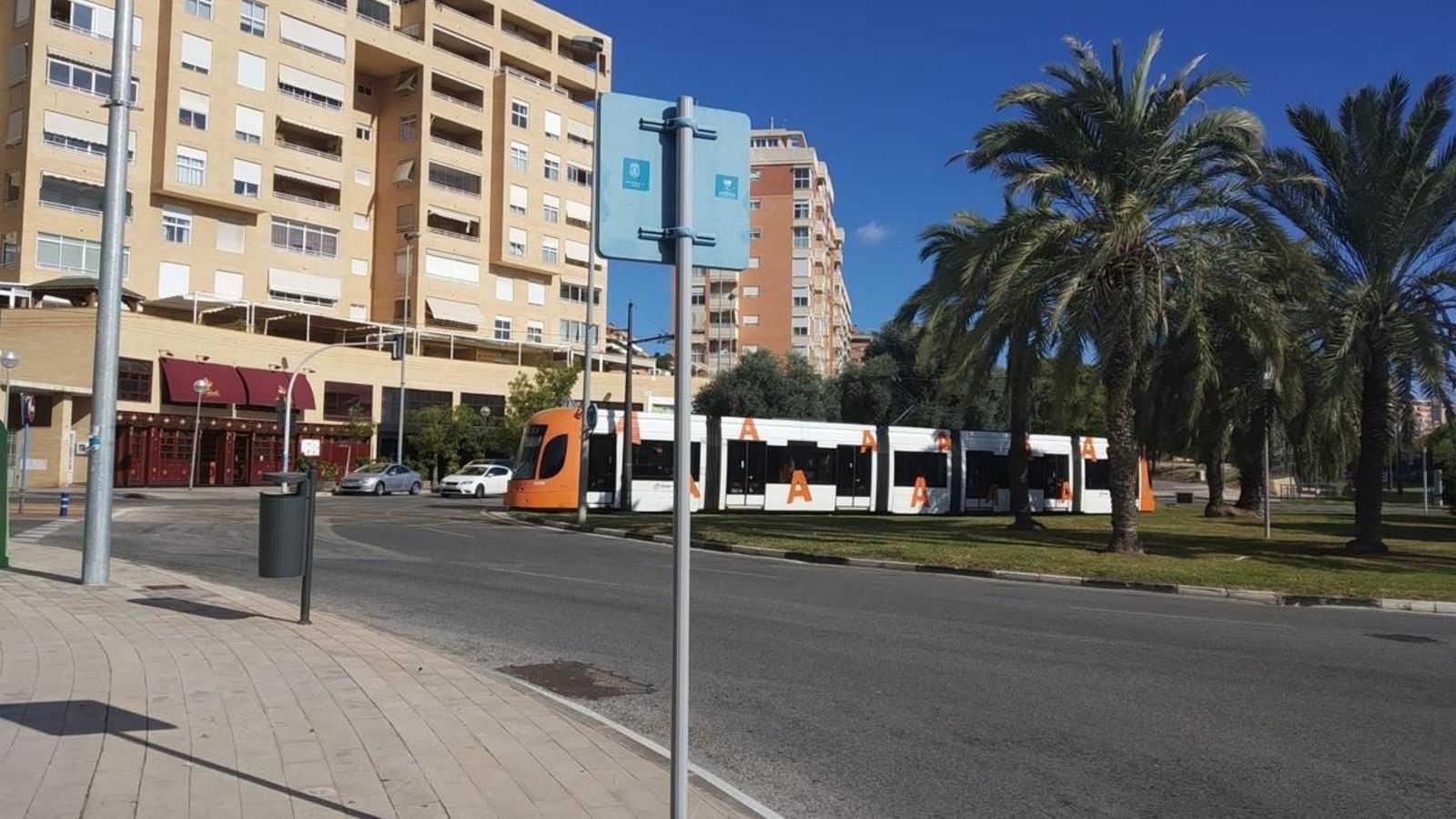 Imatge d’arxiu de la Línia 5 del TRAM al seu pas per la glorieta de Paqui Veza