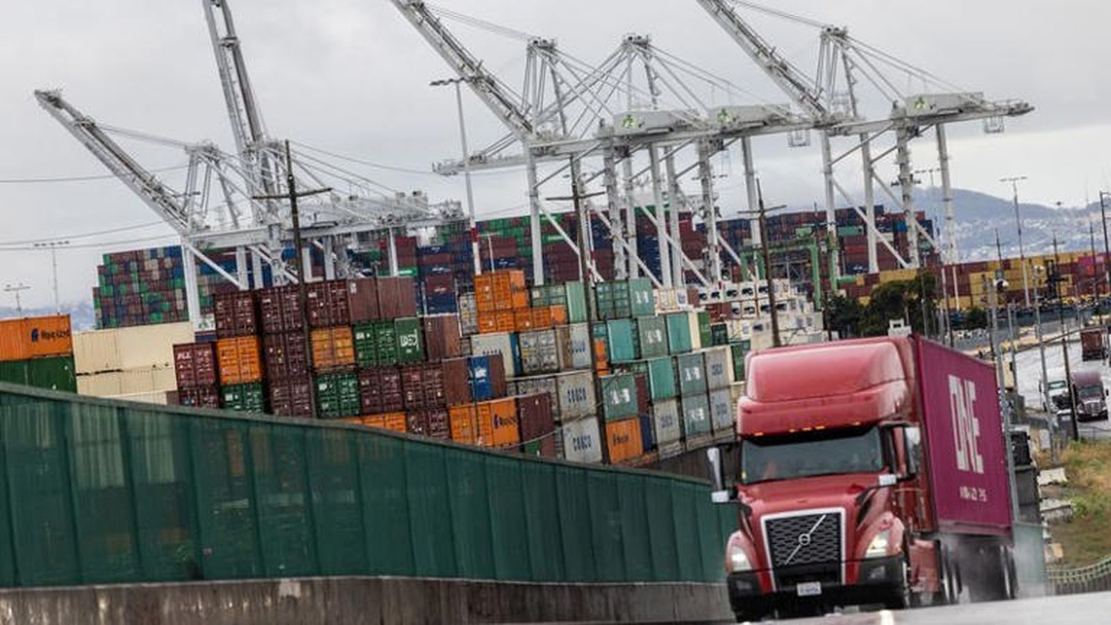 CContenidors en el port de Oakland, Califòrnia, els EUA., este dijous. REUTERS / Carlos Barria