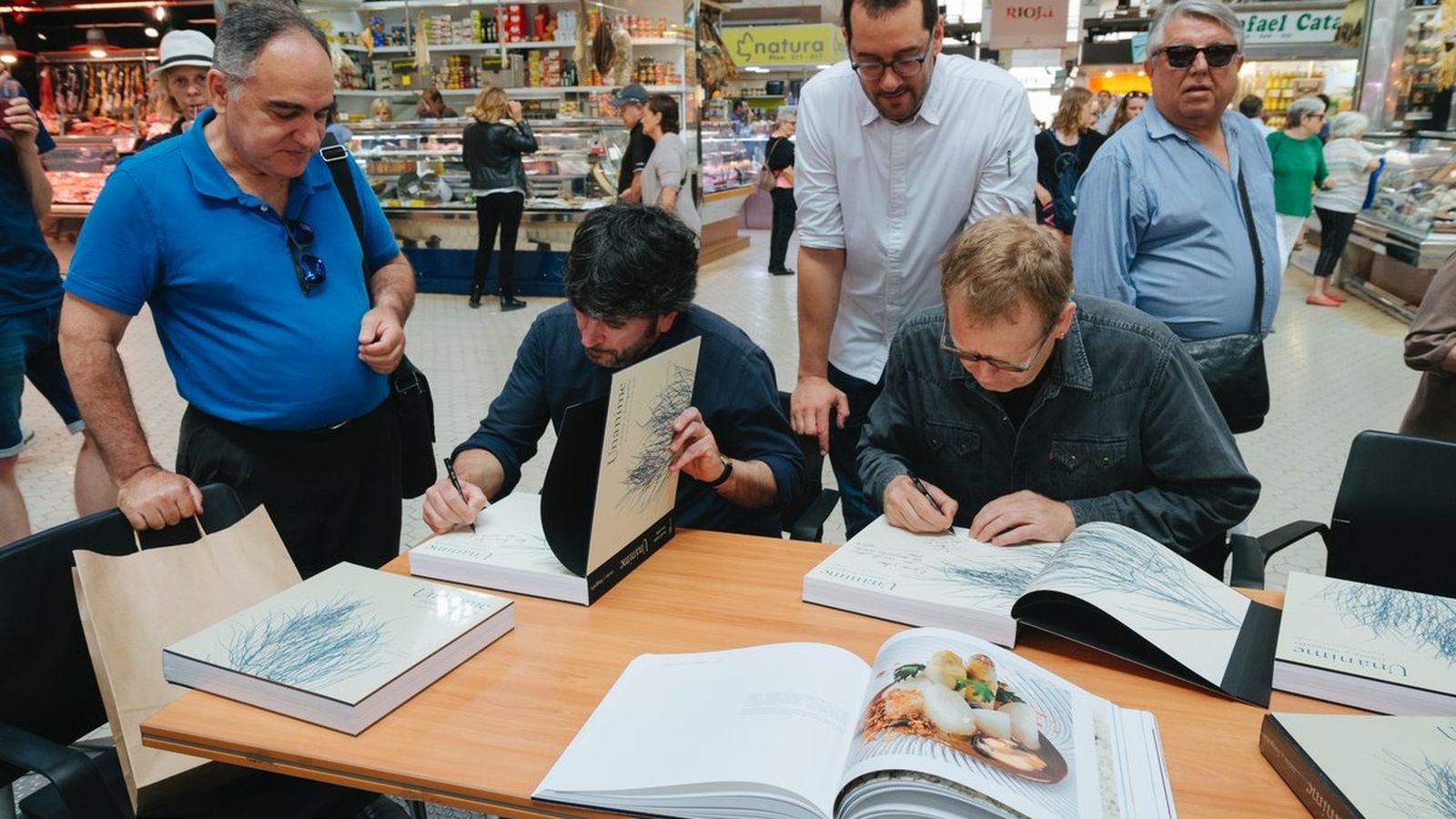 El xef Bernd Knöller i el fotògraf Xavier Mollà presenten el llibre al Mercat Central de València, en una imatge d’arxiu