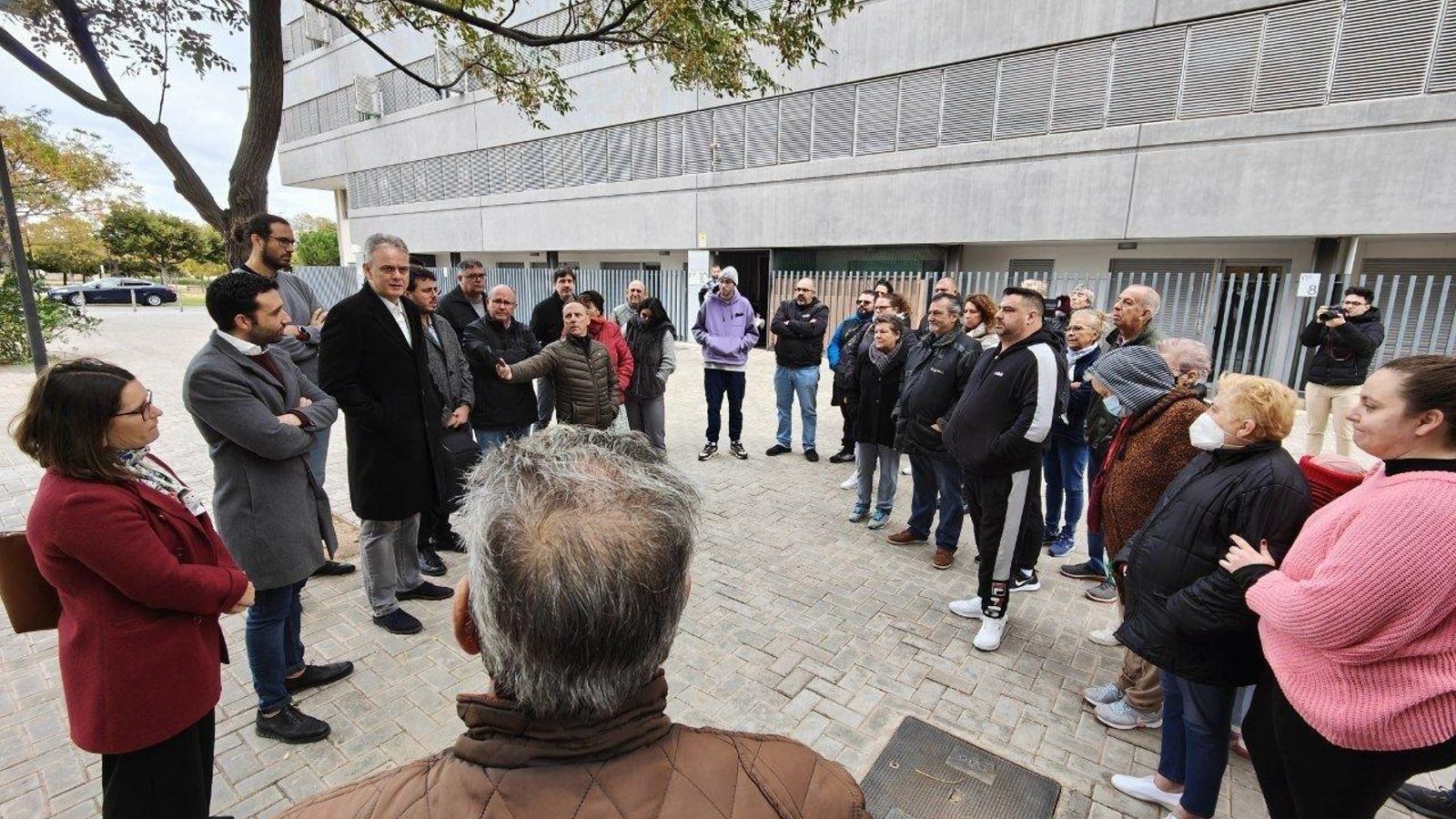 El vicepresident segon i conseller d'Habitatge, Héctor Illueca, i l'alcalde de Sagunt, Darío Moreno, en La Pinaeta