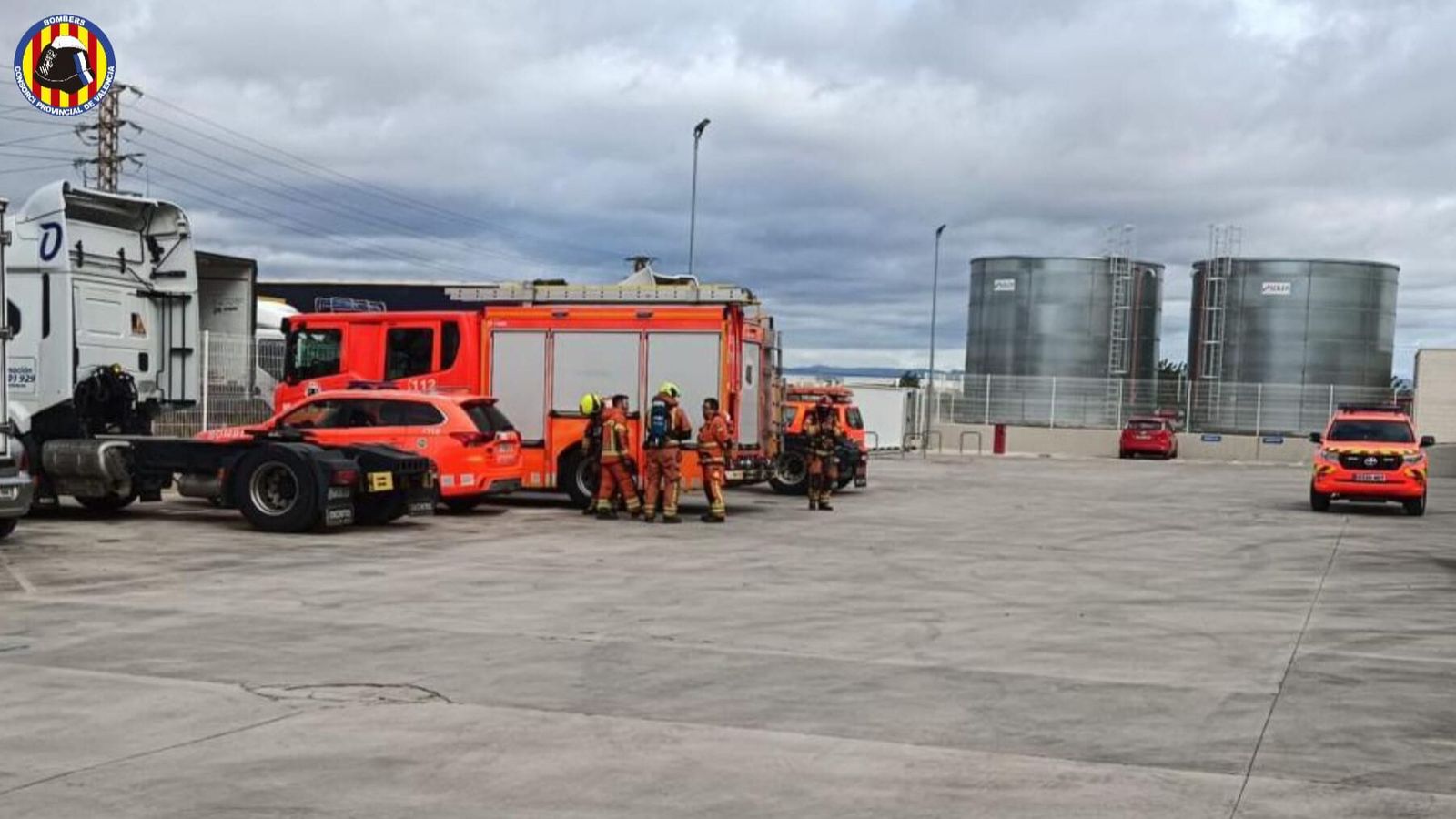 Efectius de bombers que han acudit fins a la indústria on s'ha produït la fuita, a Quart de Poblet