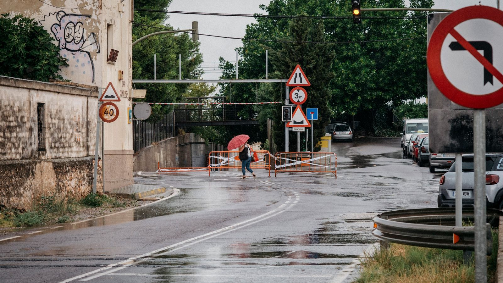 Una dona camina en una zona inundada, en una imatge de setembre de 2023
