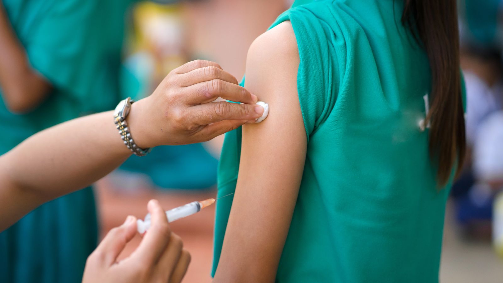 Una xiqueta es vacuna contra el virus del papil·loma humà