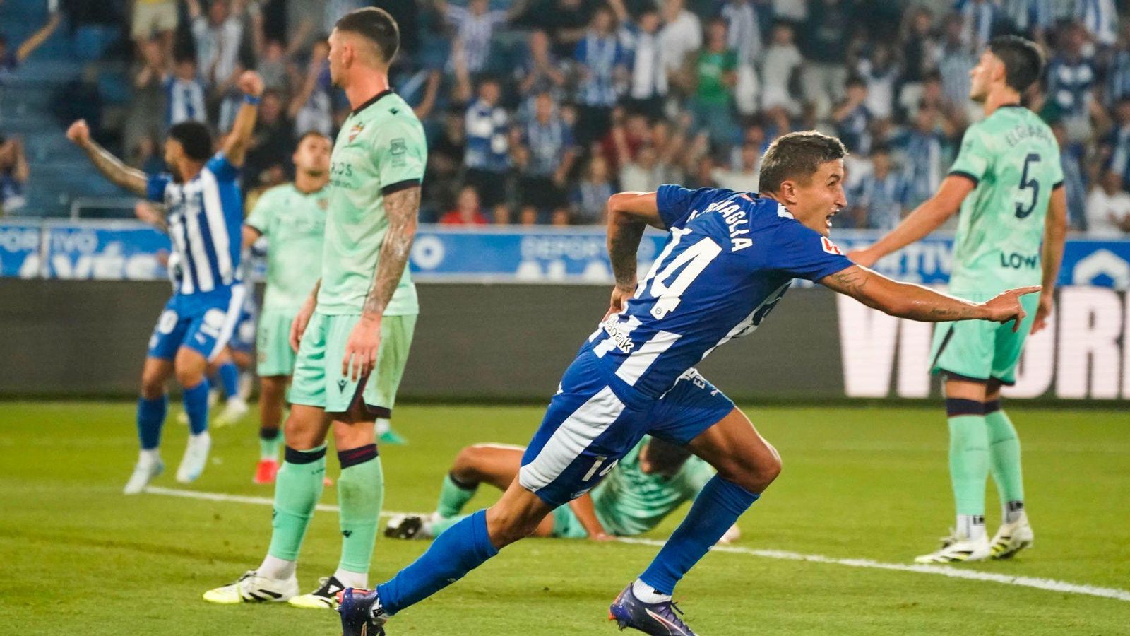 Tenaglia celebra el gol del triomf davant la desesperació granota