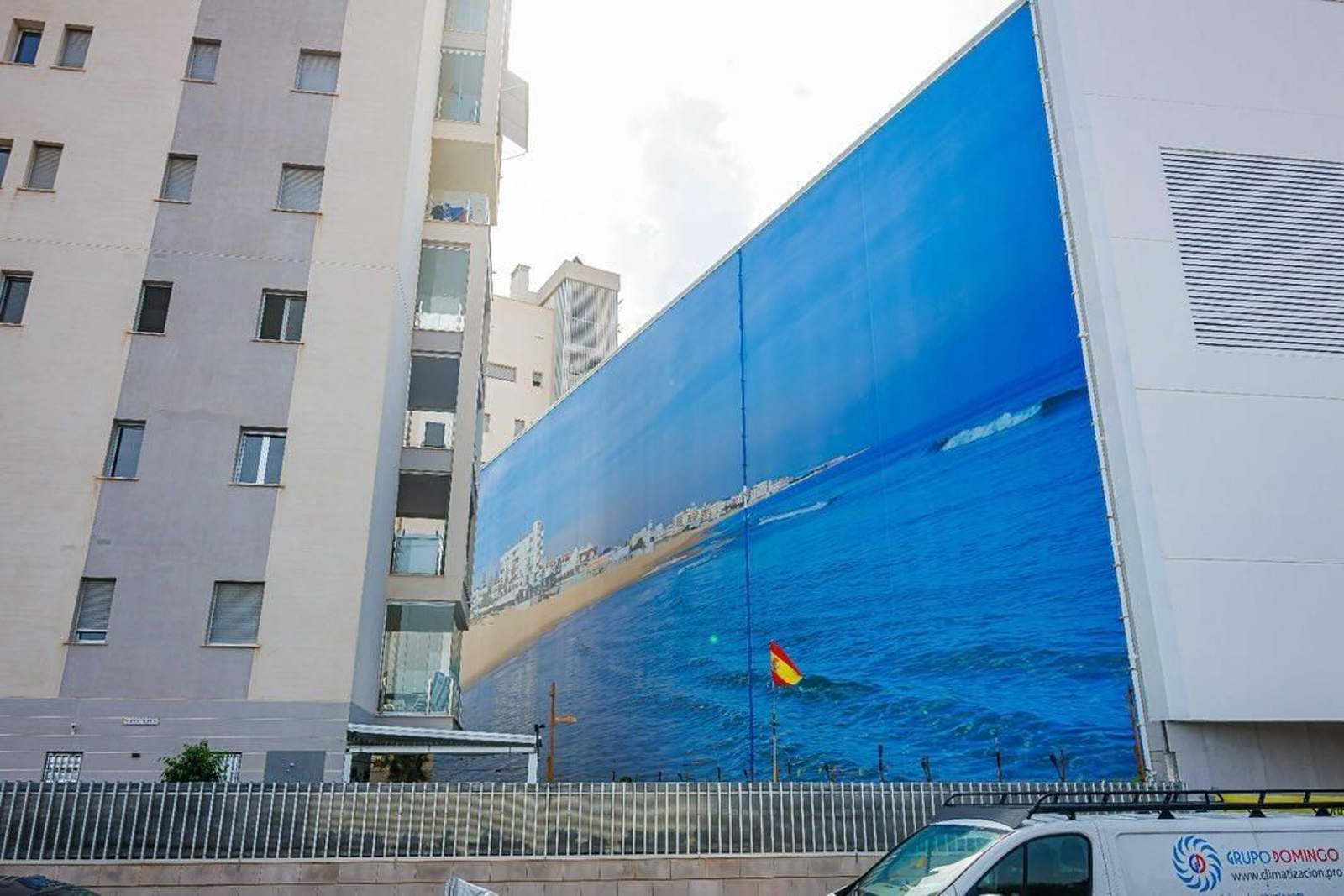 Un dels laterals de l'edfici municipal