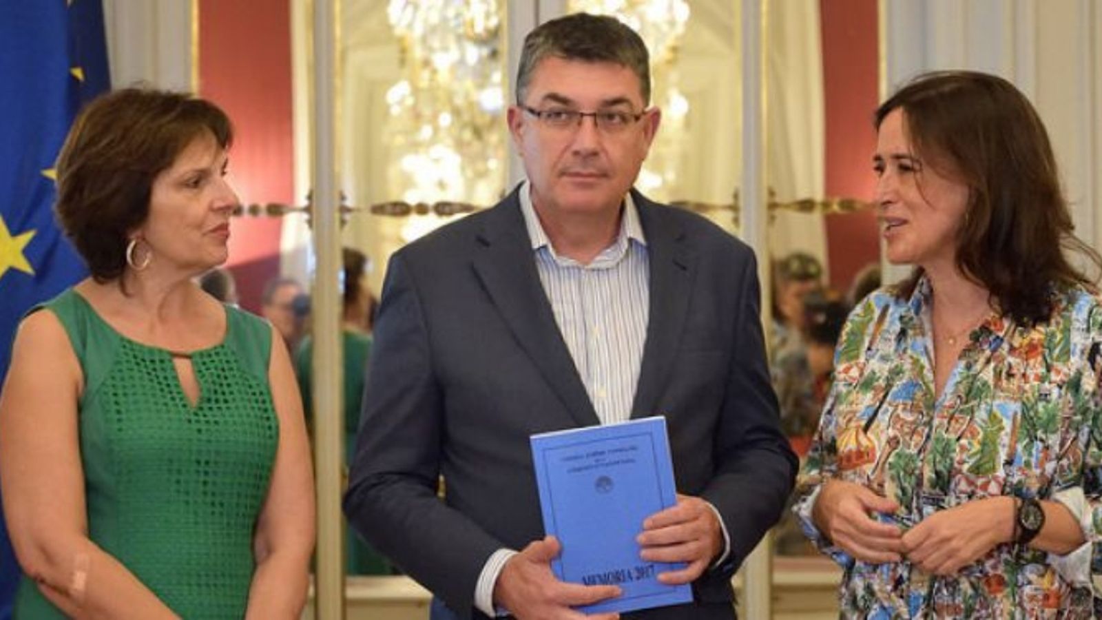 La presidenta del Consell Jurídic Consultiu, Margarita Soler, ha fet entrega de la memòria anual al president de les Corts, Enric Morera.
