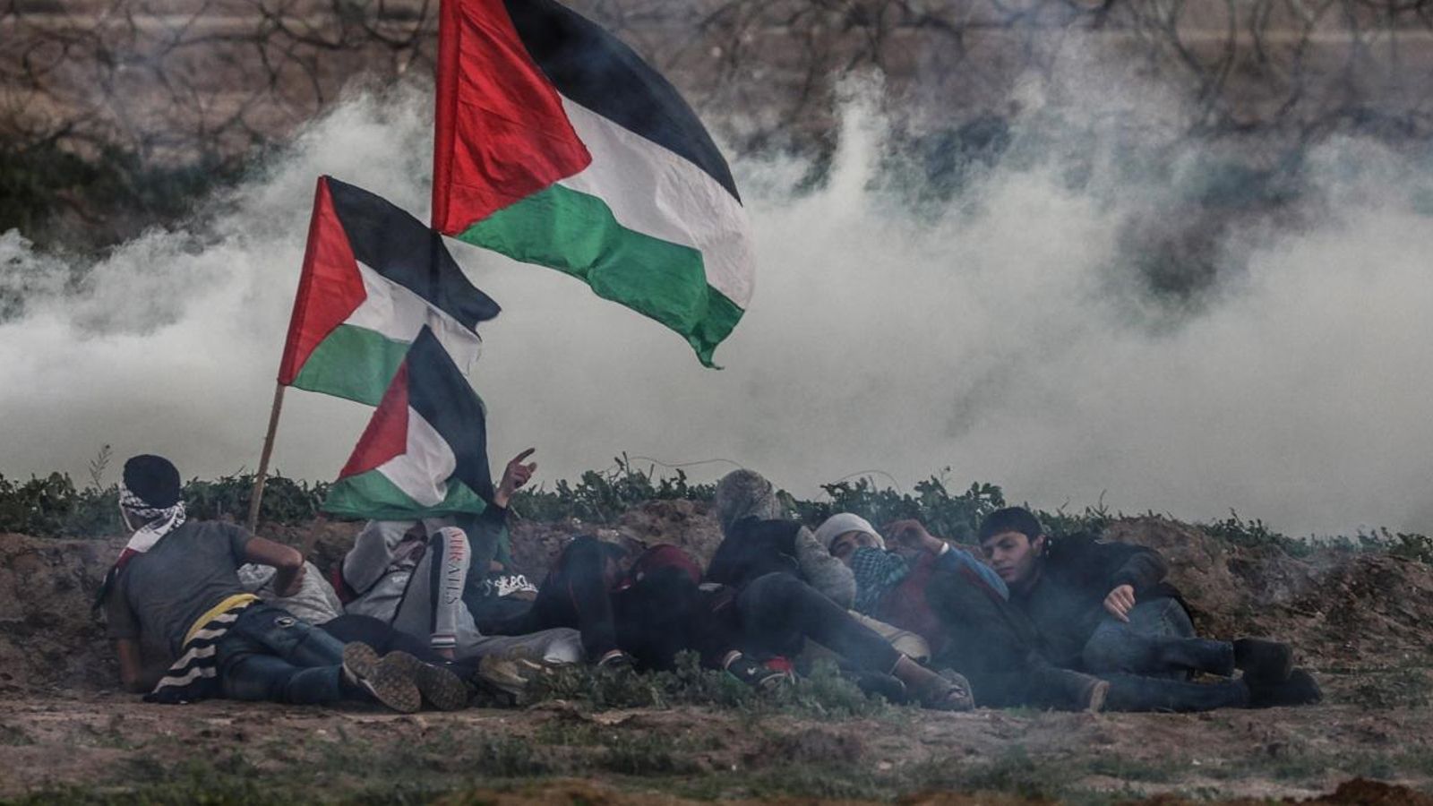 Manifestants palestins durant els enfrontaments divendres passat prop de la frontera entre Israel i la Franja de Gaza