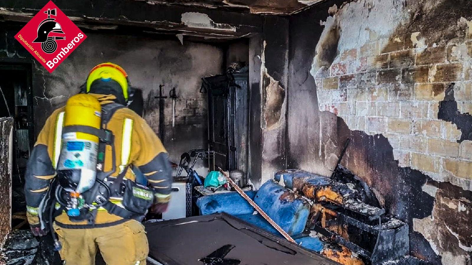 Interior de l'habitatge incendiat a Dénia