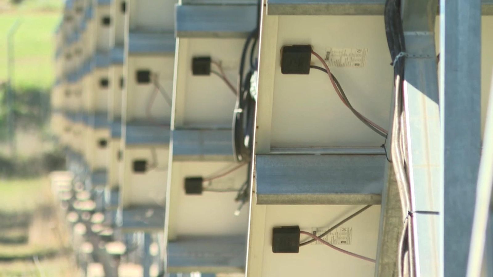 Detall de la part posterior d'una placa d'energia fotovoltaica