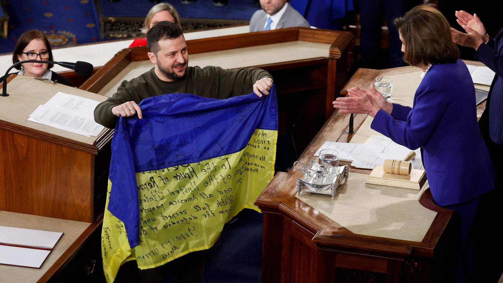La presidenta del Congrés dels EUA, Nany Pelosi, aplaudeix Volodímir Zelenski en la visita a Washigton del president ucraïnés, en què el govern estatunidec ha comprés un nou paquet d'ajuda militar