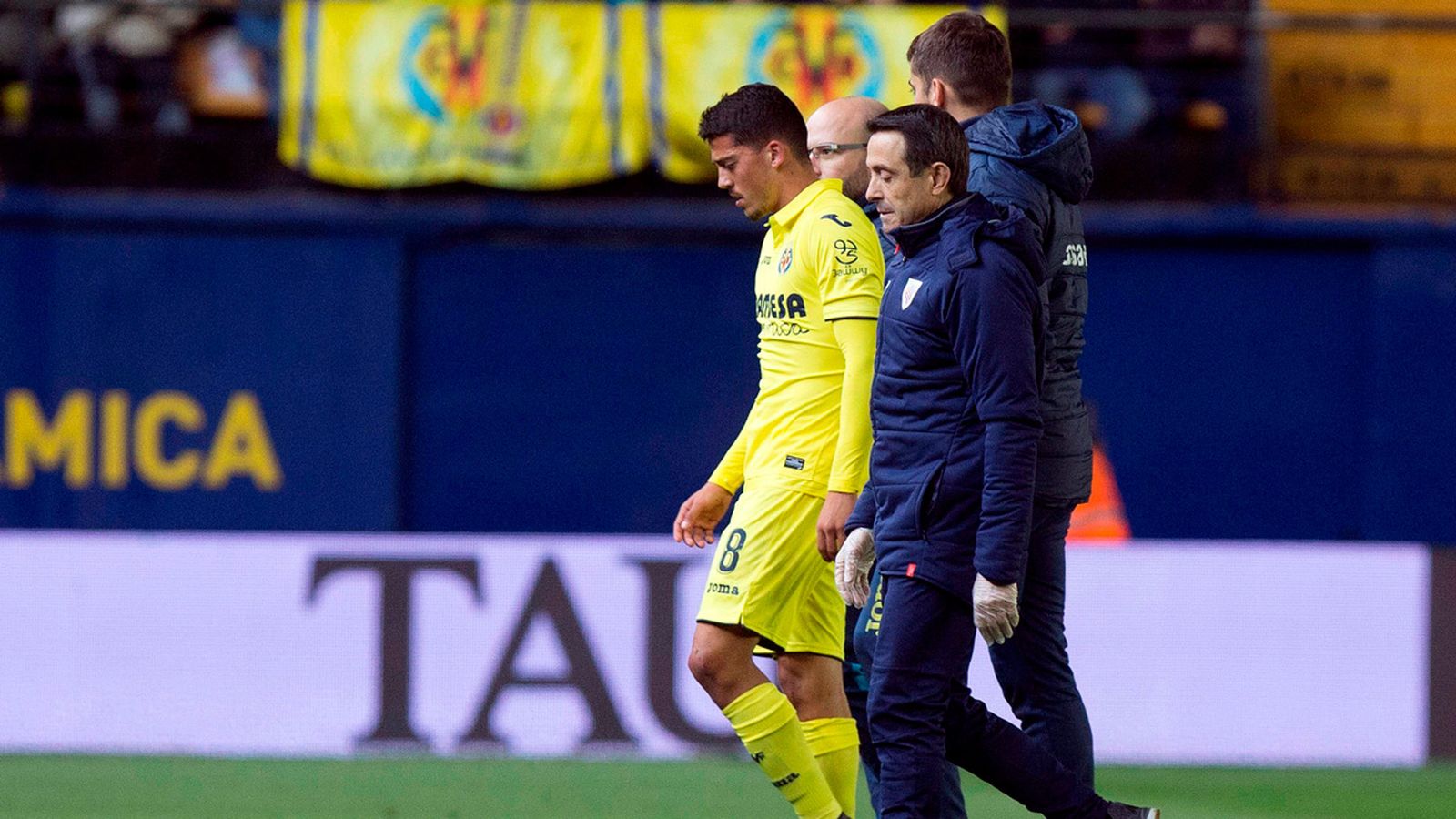 Pablo Fornals es retira acompanyat dels metges