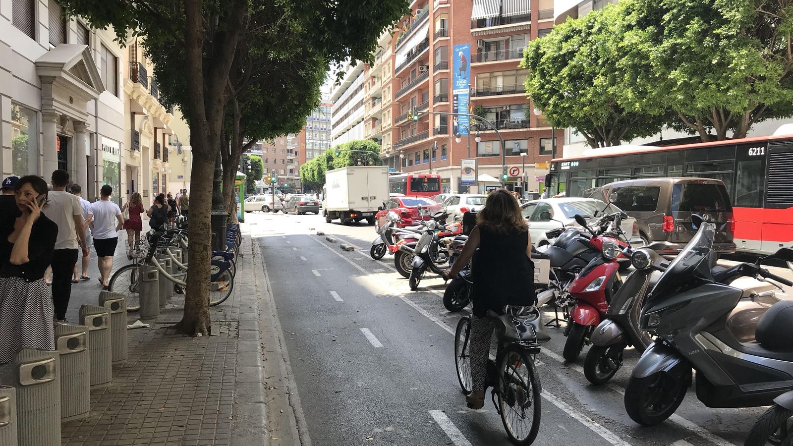 Carril bici al carrer de Colom de València Carril bici al carrer de Colom de València