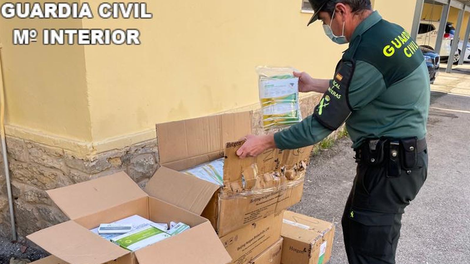 Caixes amb els tests d'antígens intervinguts