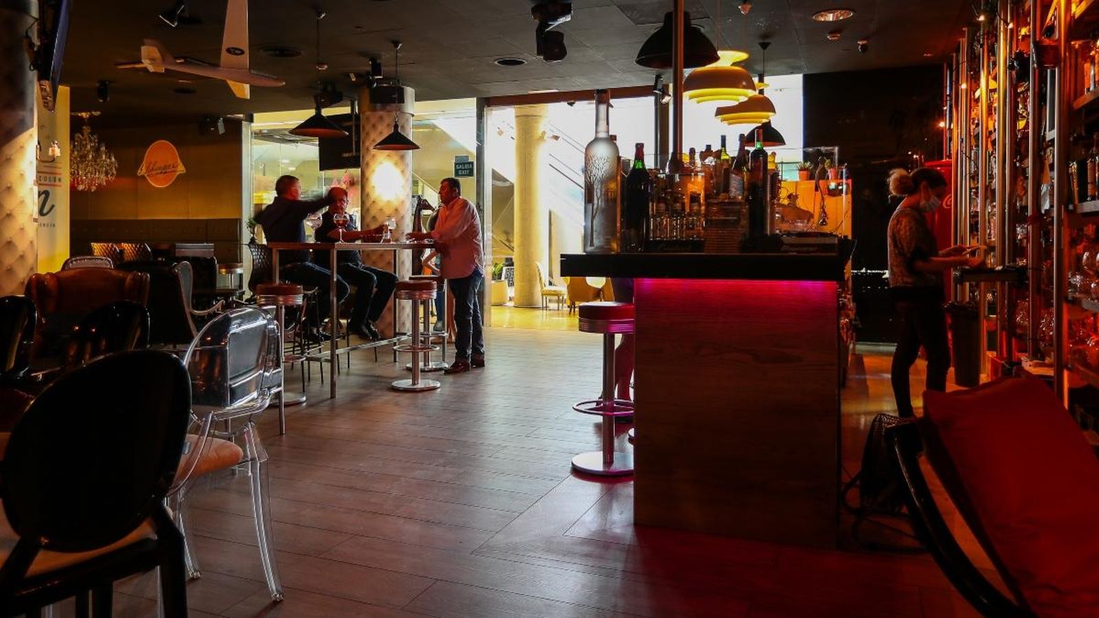 L'oci nocturn valencià es tanca als seus locals per a denunciar la situació del sector