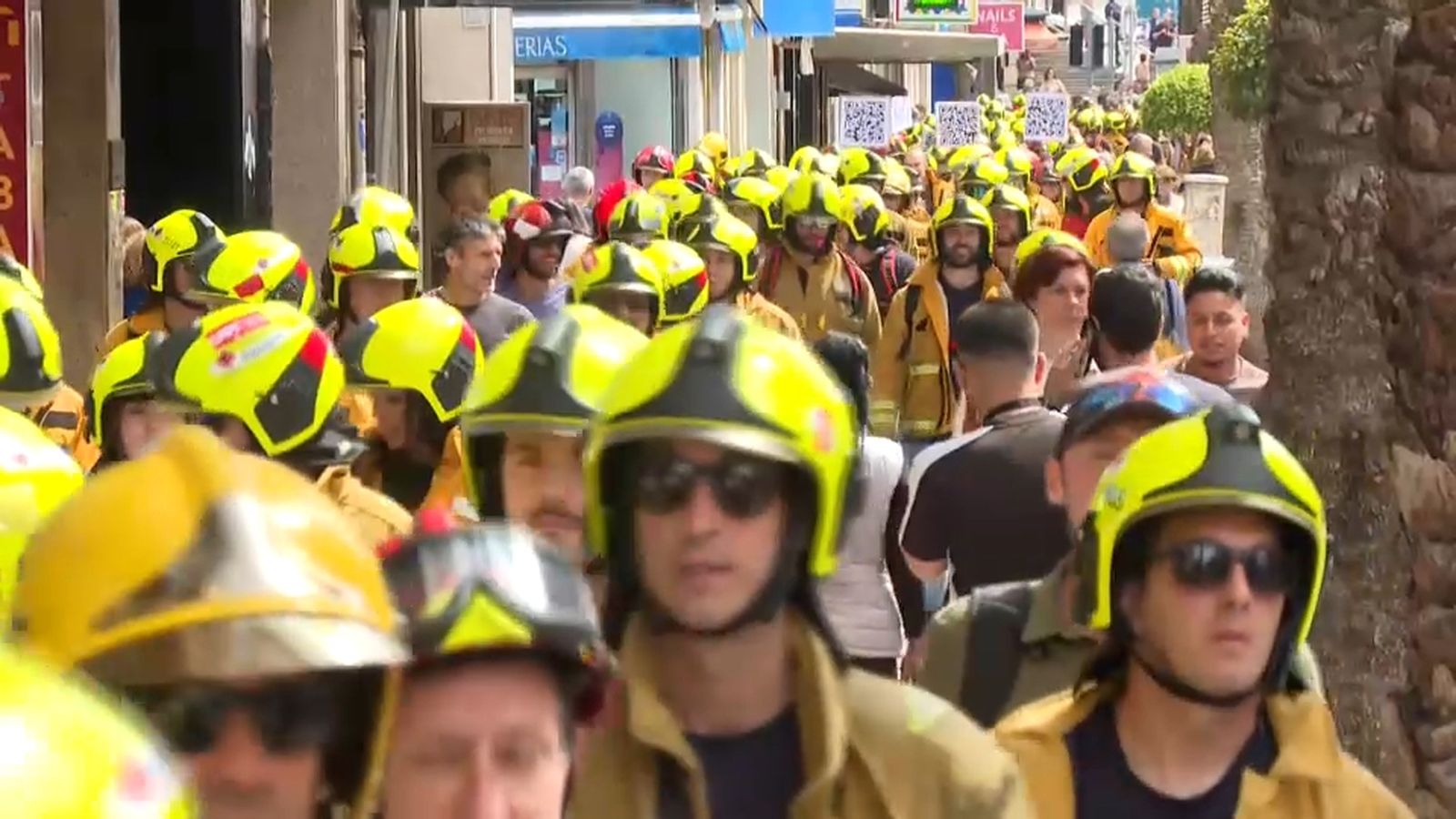 Els bombers d'Alacant se manifesten front a la Diputació