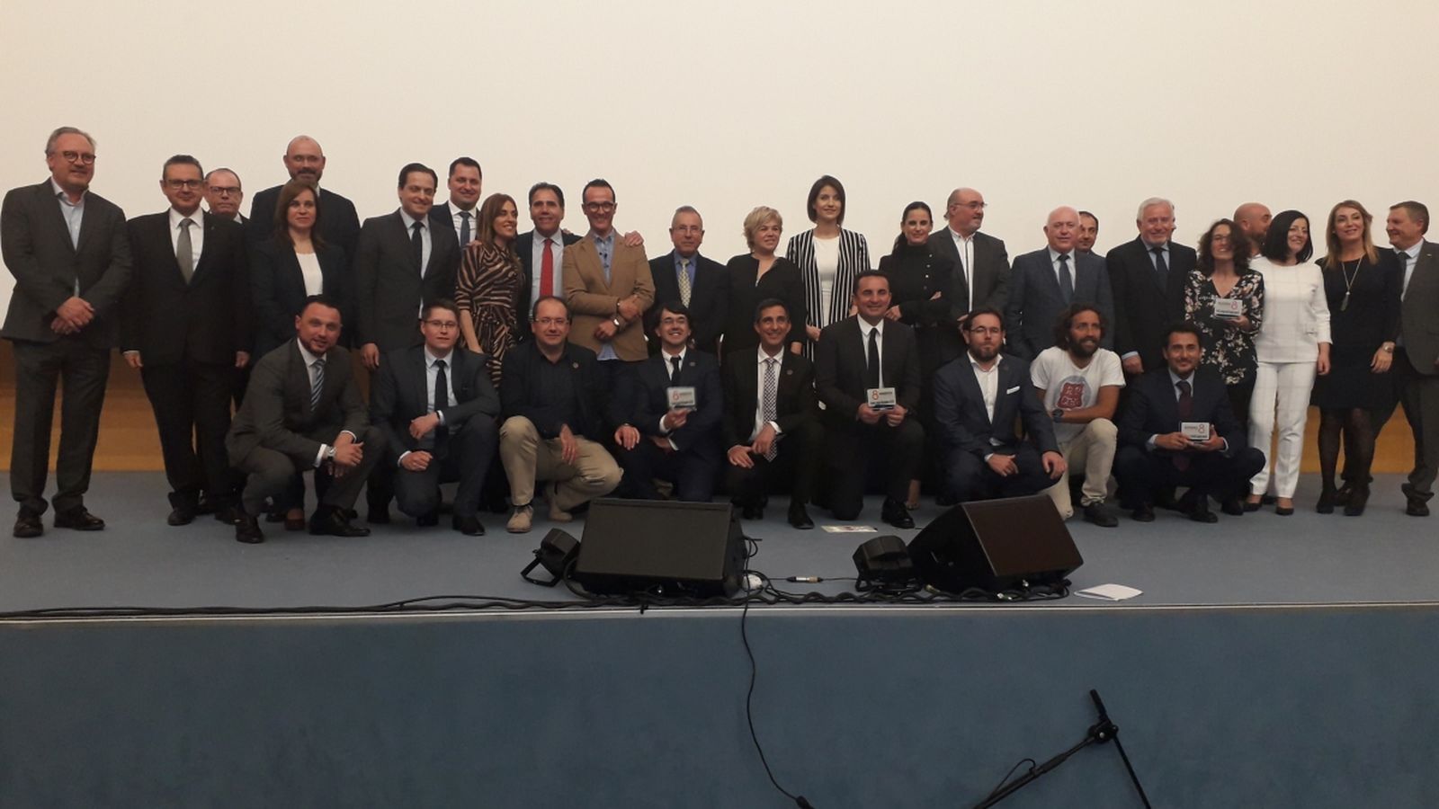 La gala ha reunit vora un centenar de persones, entre empresaris i autoritats polítiques de distintes localitats alacantines.