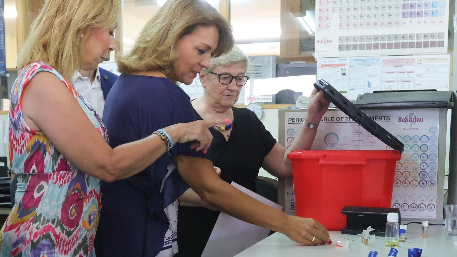 La consellera d'Igualtat, Susana Camarero, observa els sensors químics de drogues La consellera d'Igualtat, Susana Camarero, observa els sensors químics de drogues