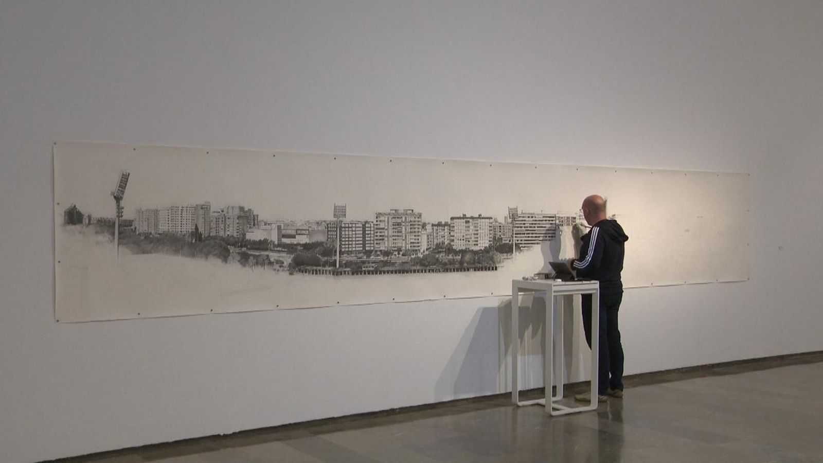 Daniel Tejero recrea el llit del Túria en un mural de set metres