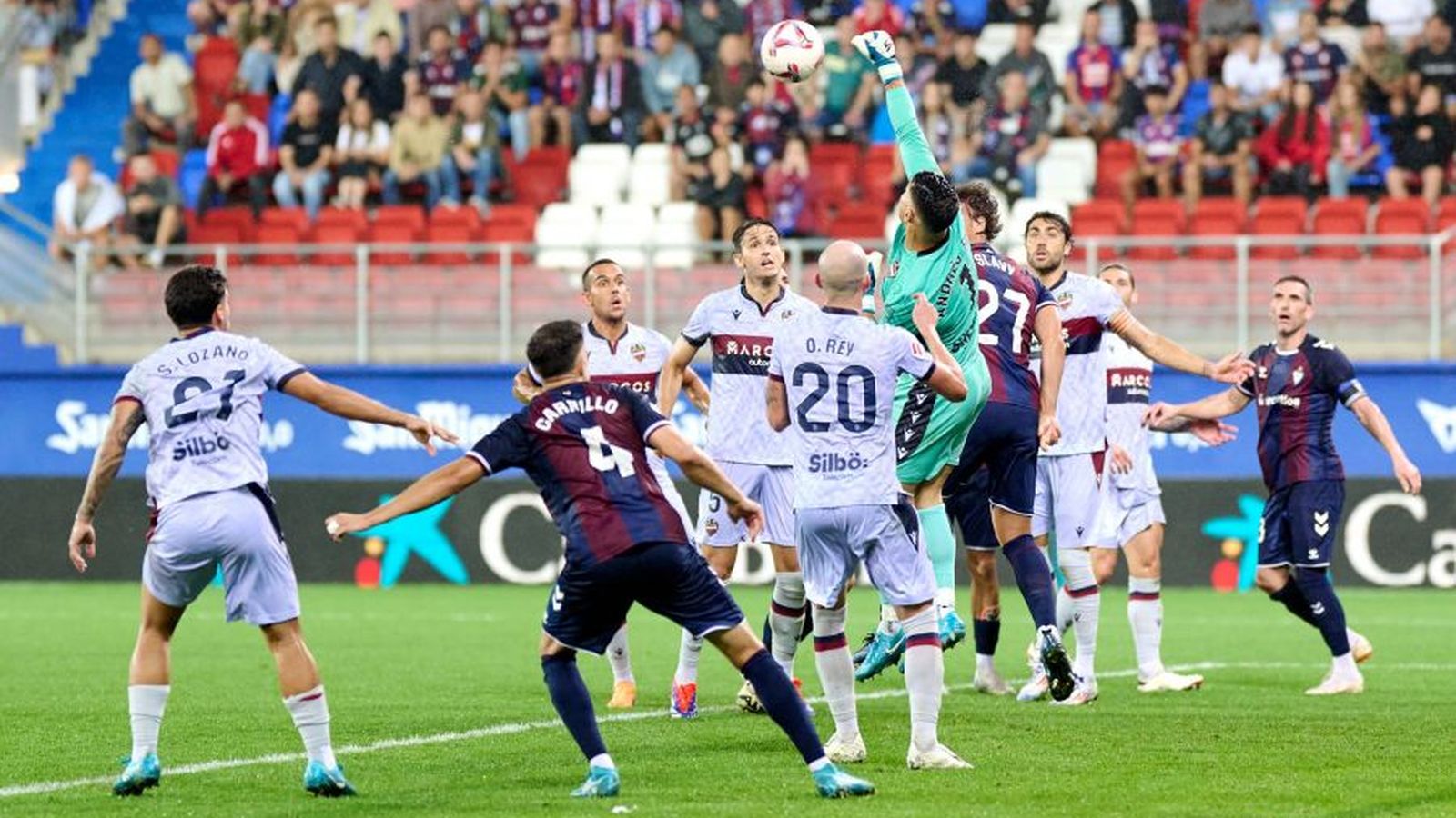 Andrés Fernández tracta de rebutjar un baló aeri