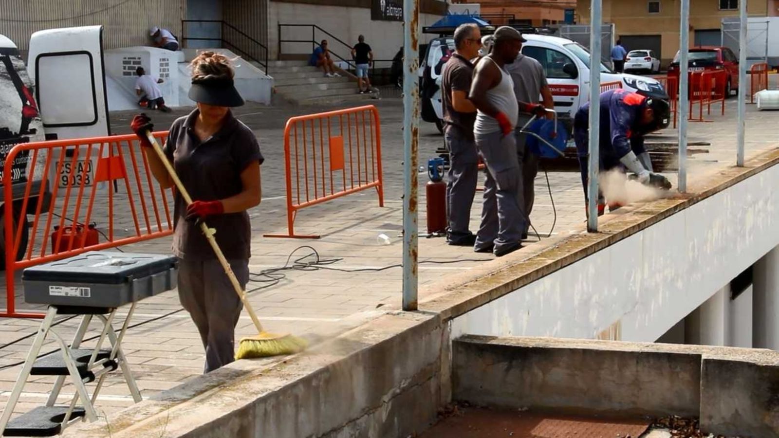 Els operaris municipals treballen ja a les obres del Castàlia.