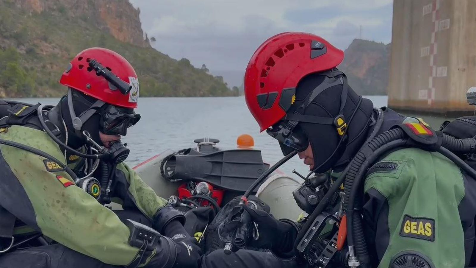Bussos especialitzats de la Guàrdia Civil que han rescatat el cos