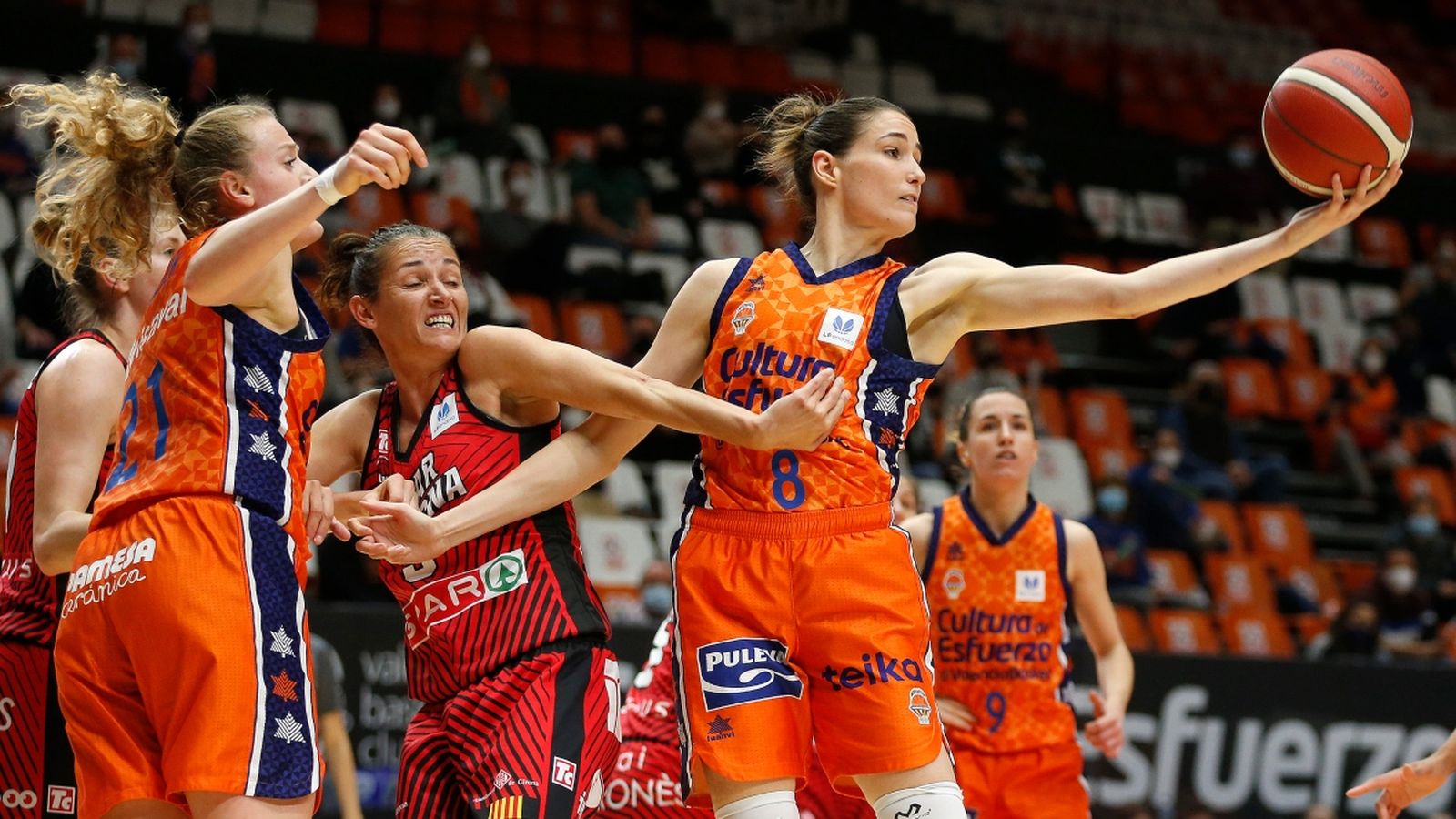 Rebecca Allen s'estira per a agafar un baló en el partit de lliga contra el Girona a la Fonteta