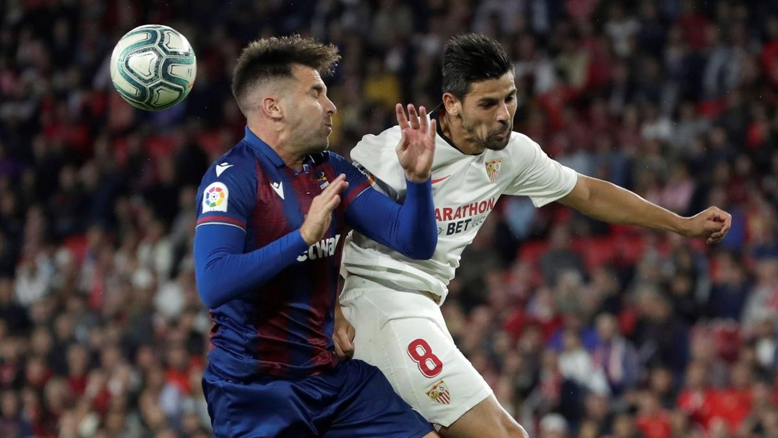 Toño García disputa el baló a 'Nolito'