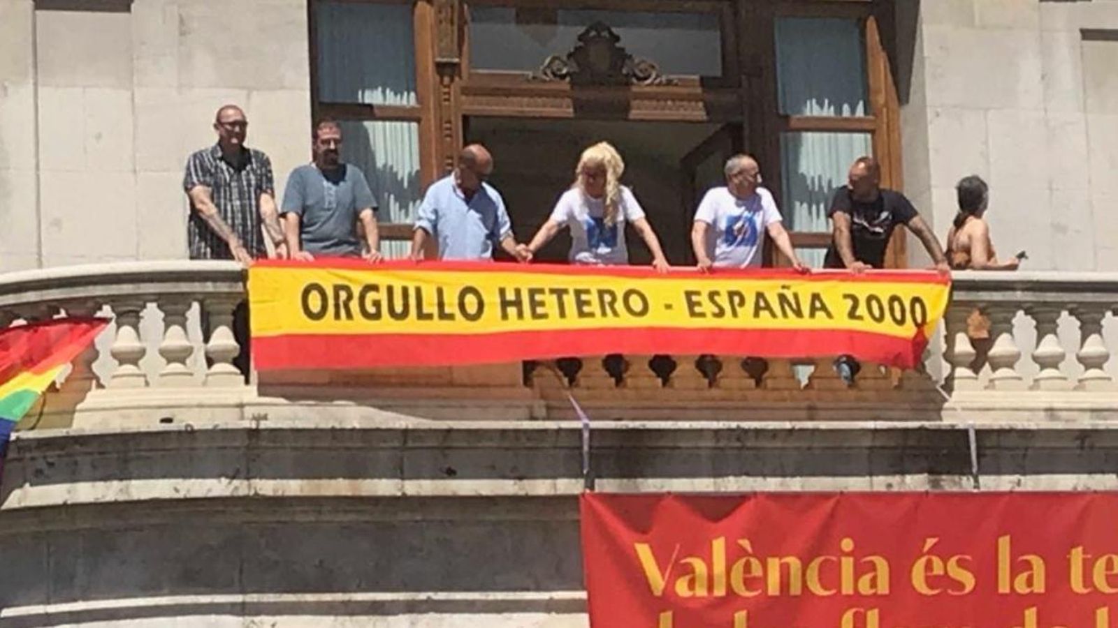 Membres d'España 2000 amb la bandera amb el lema "Orgull hetero"