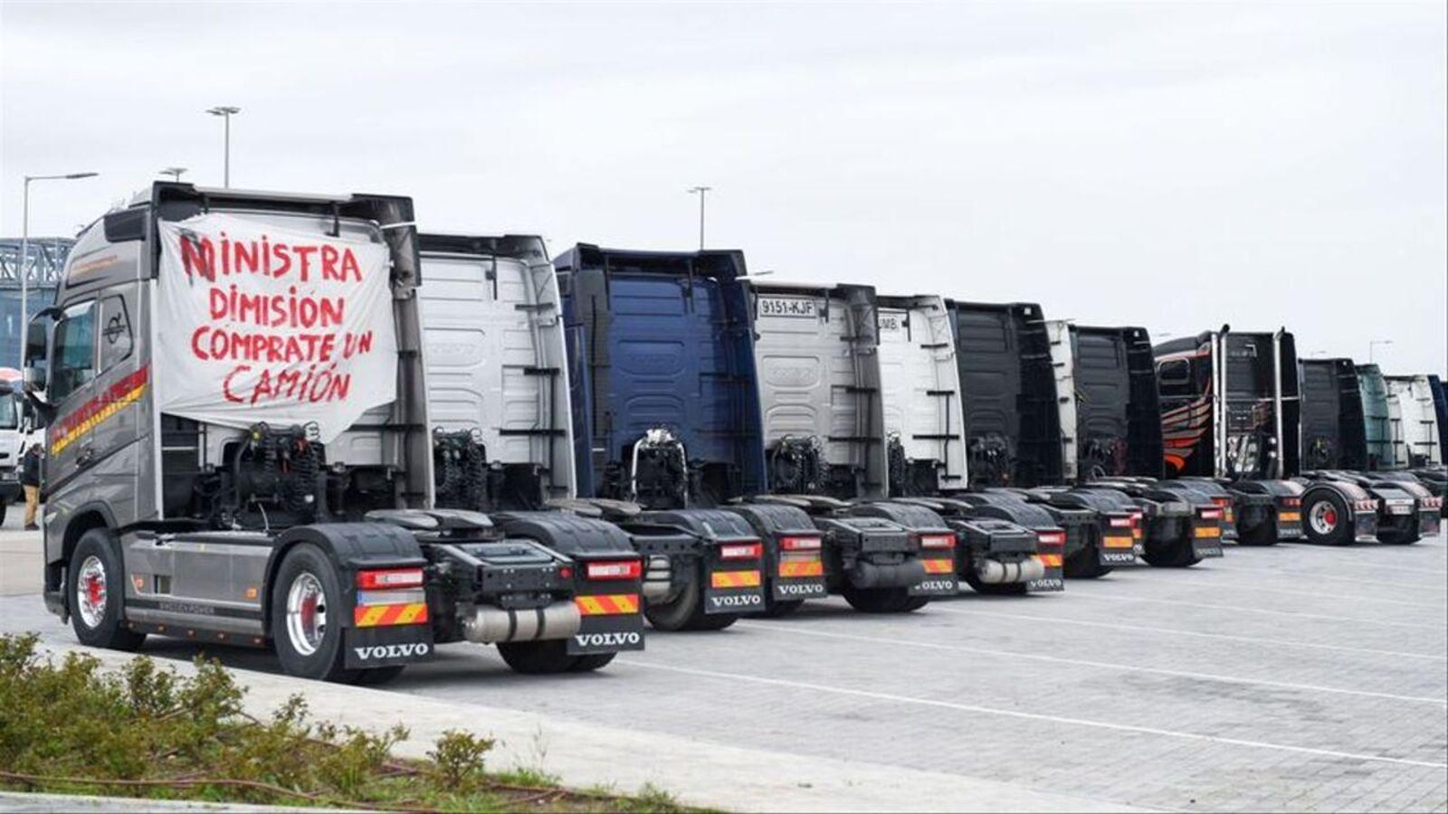 Camions estacionats per la parada nacional de transportistes el març passat