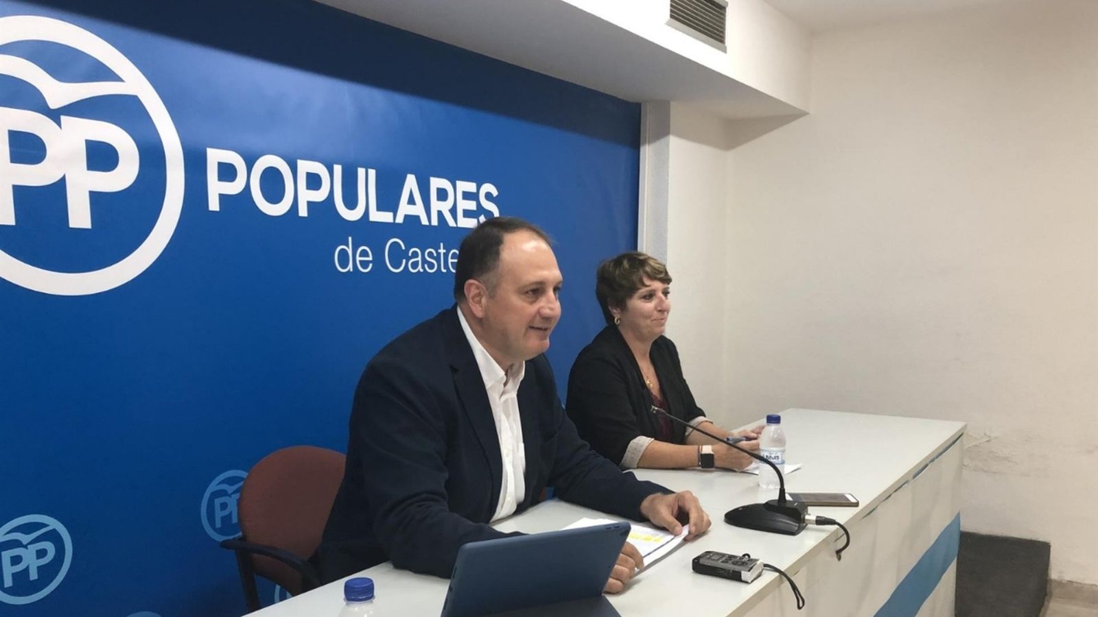 Roda de premsa de Salvador Aguilella i Elena Vicente-Ruiz