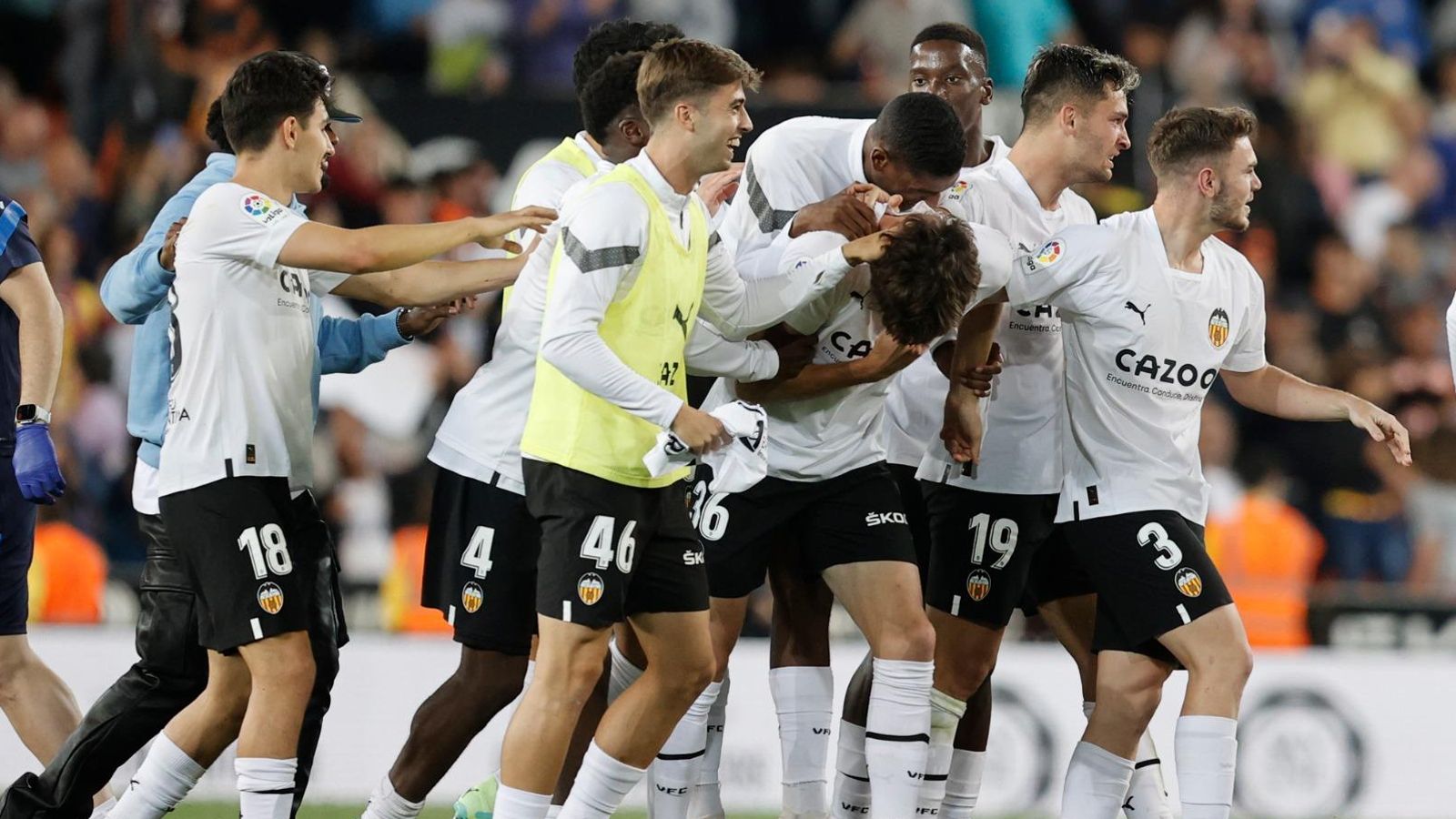 Els jugadors del València feliciten Guerra pel gol