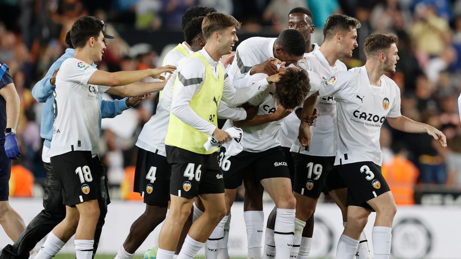 Els jugadors del València feliciten Guerra pel gol
