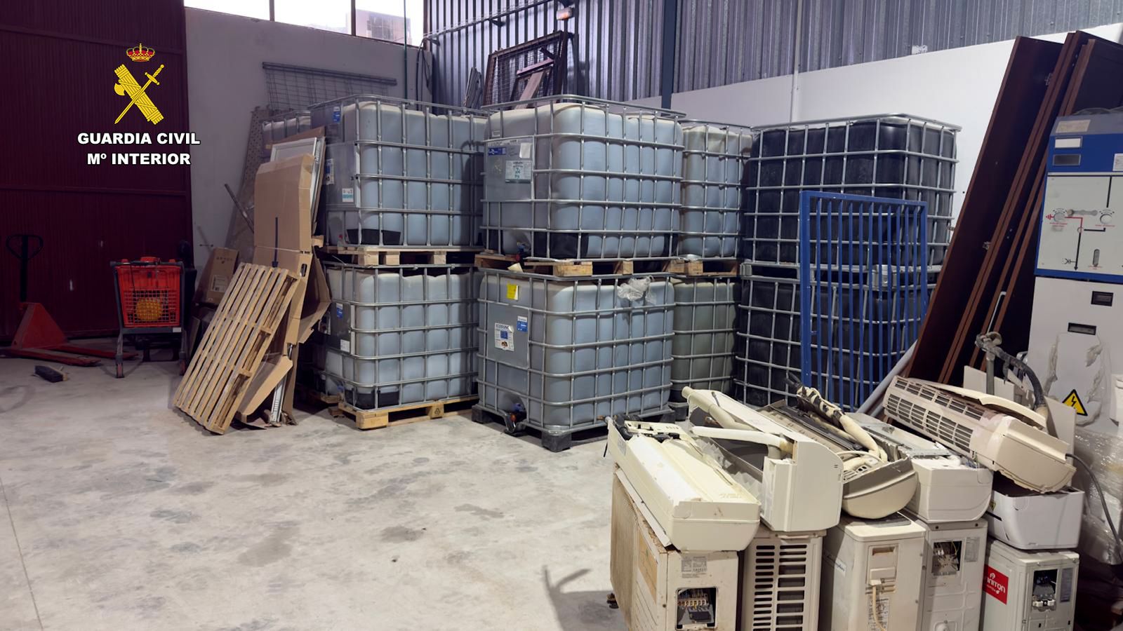 Bidons amb part del gasoil recuperat