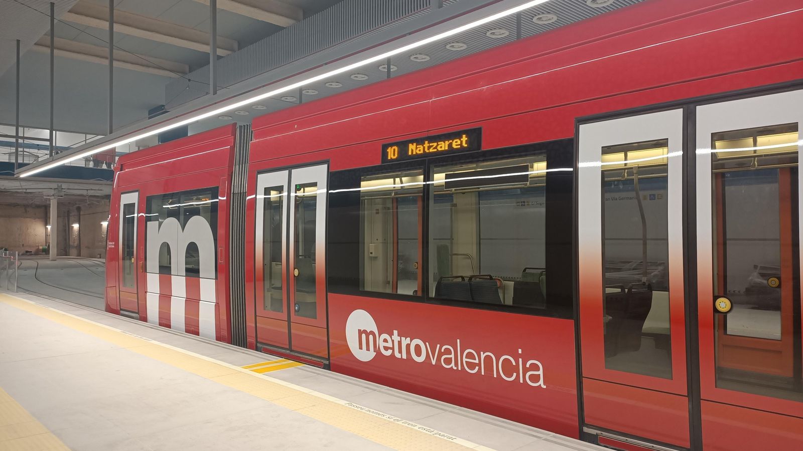 Una unitat del tramvia de la línia 10, que arribarà al barri de Natzaret Una unitat del tramvia de la línia 10, que arribarà fins al barri de Natzaret