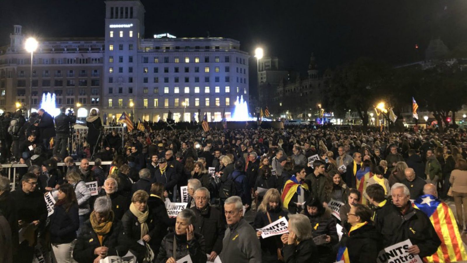 Concentració a la plaça de Catalunya en protesta per l'empresonament dels polítics independentistes