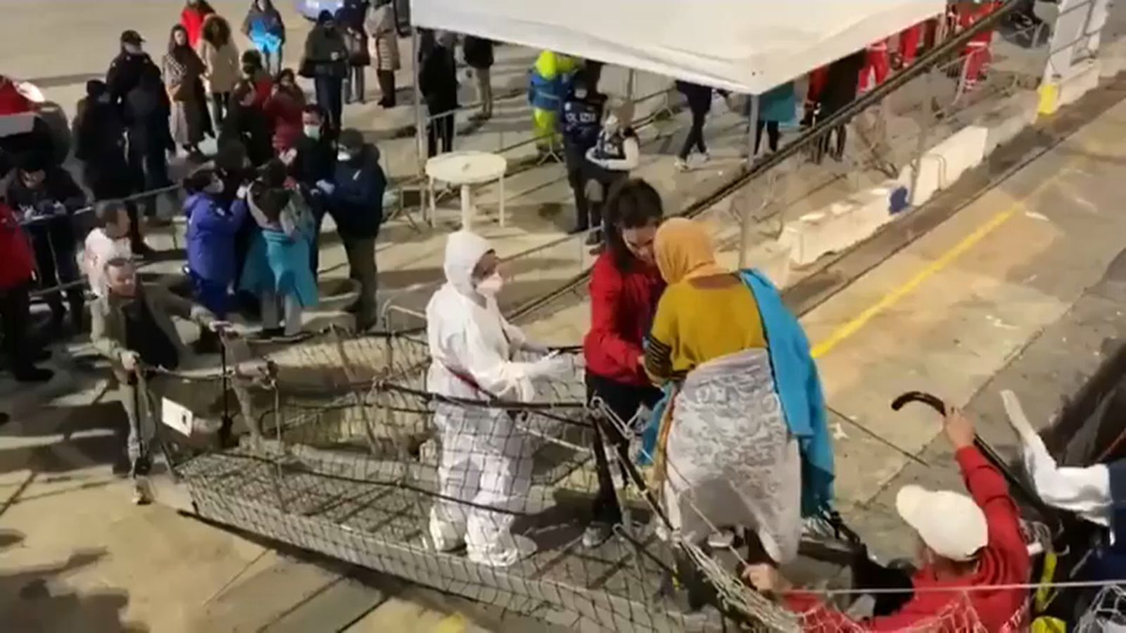 L’Open Arms, amb 118 migrants a bord, desembarca al port de Messina (Itàlia)