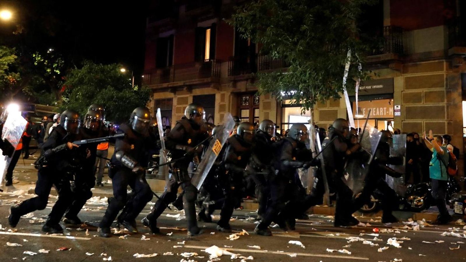 Agents es preparen per a dispersar manifestants