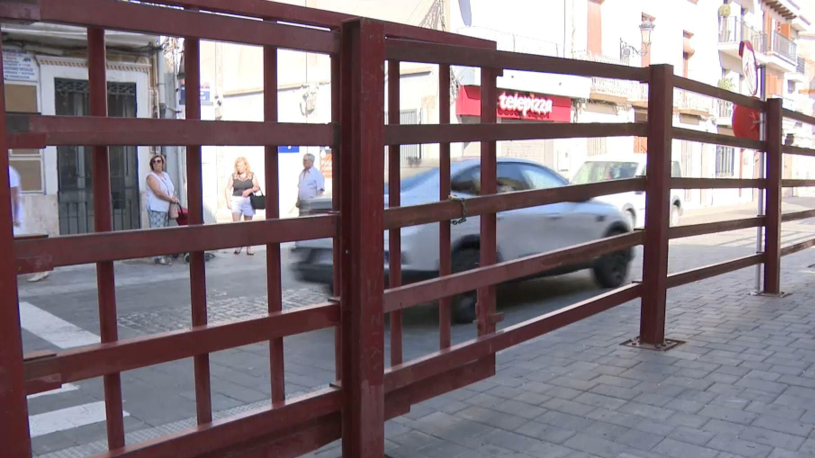Els carrers del centre de Xiva ja tenen les barreres instal·lades pel recorregut del bou