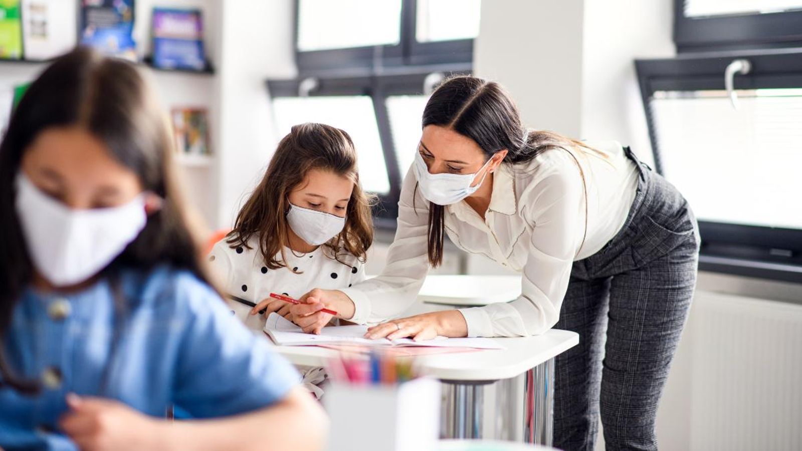 Educació demana dades del professorat als col·legis per a iniciar la vacunació