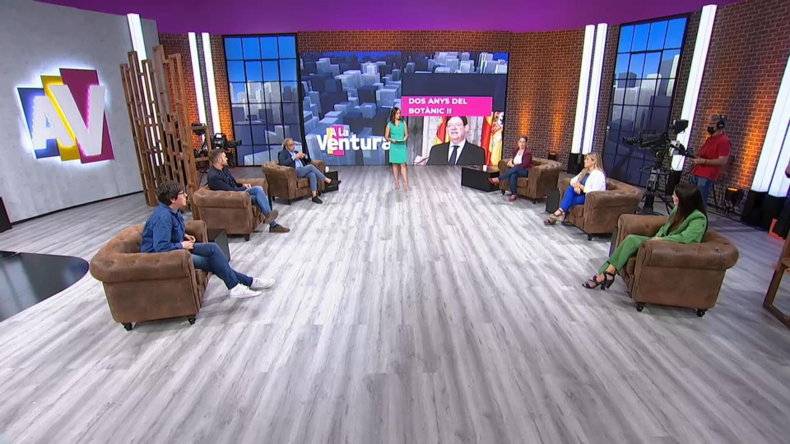 Pilar Lima, Fran Ferri, Manolo Mata, Ana Vega, Eva Ortíz i Ruth Merino durant la tertúlia de balanç dels dos anys de lesgilatura del Botànic en A la Ventura