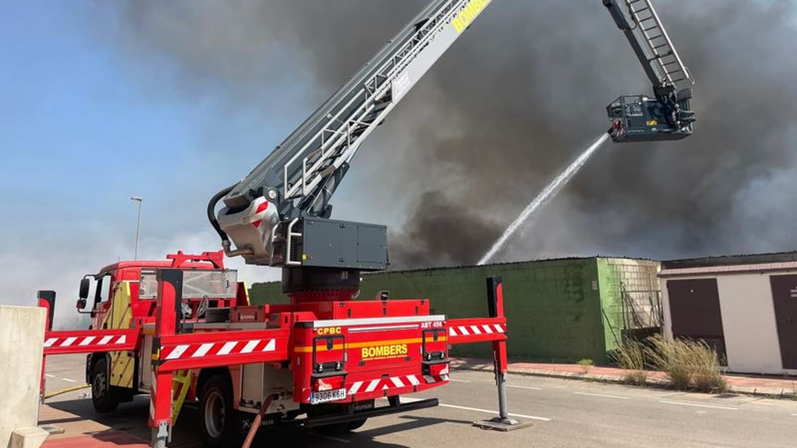 Tasques d'extinció de l'incendi d'Almassora este dissabte