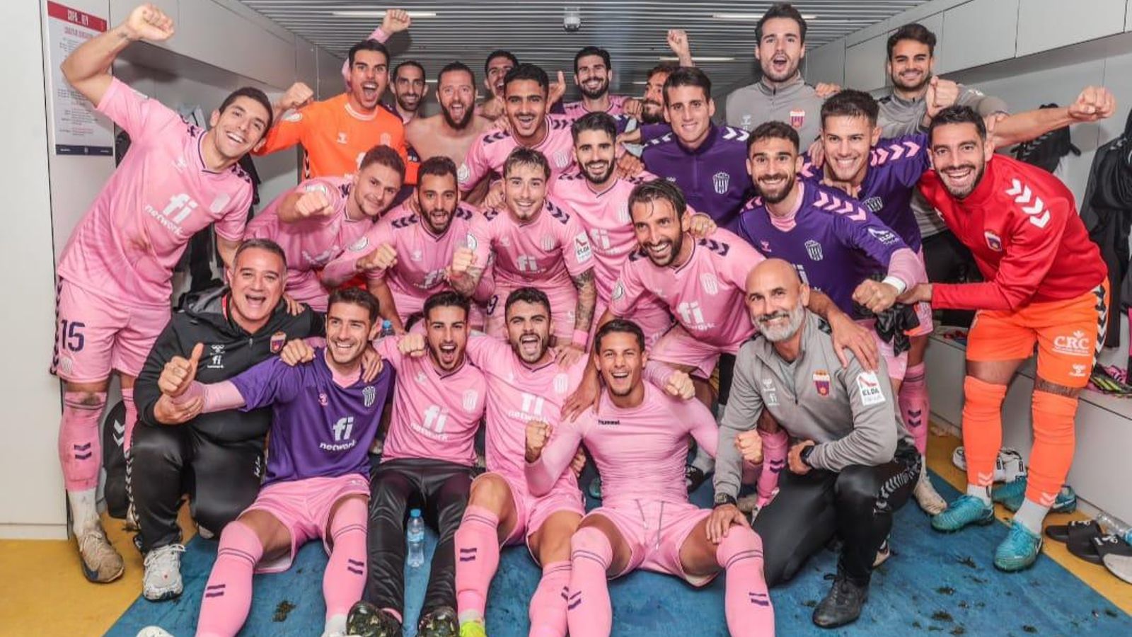 Els jugadors de l'equip de Dani Ponz celebren el triomf a Cadis