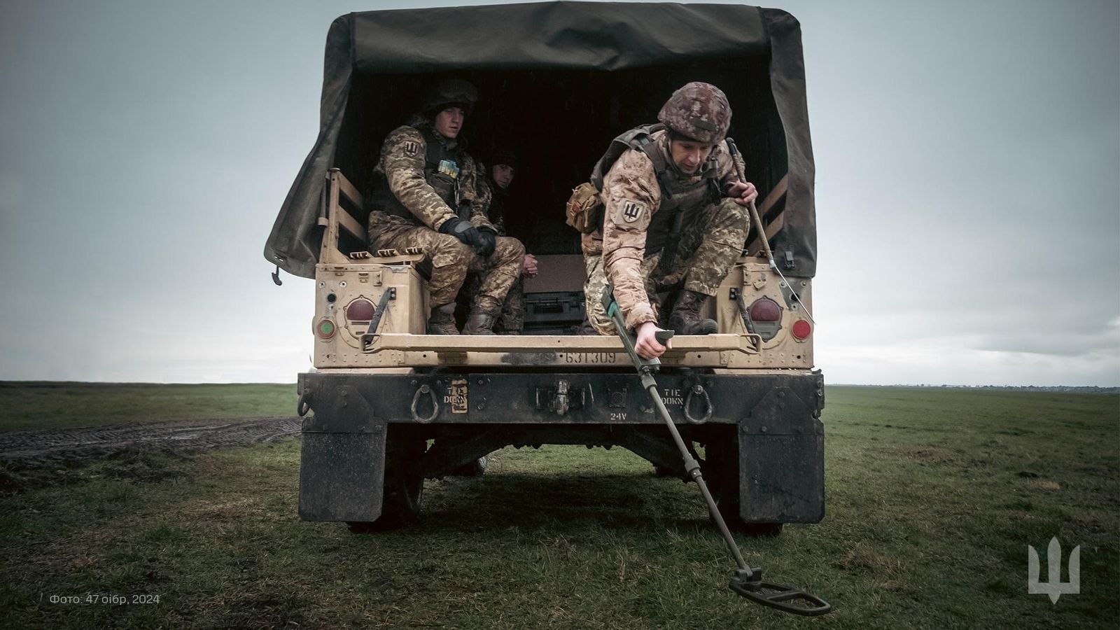 Soldats ucraïnesos revisen la presència de mines en el camp de batalla