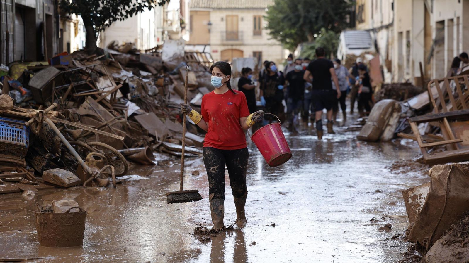Una voluntària a Paiporta este dissabte