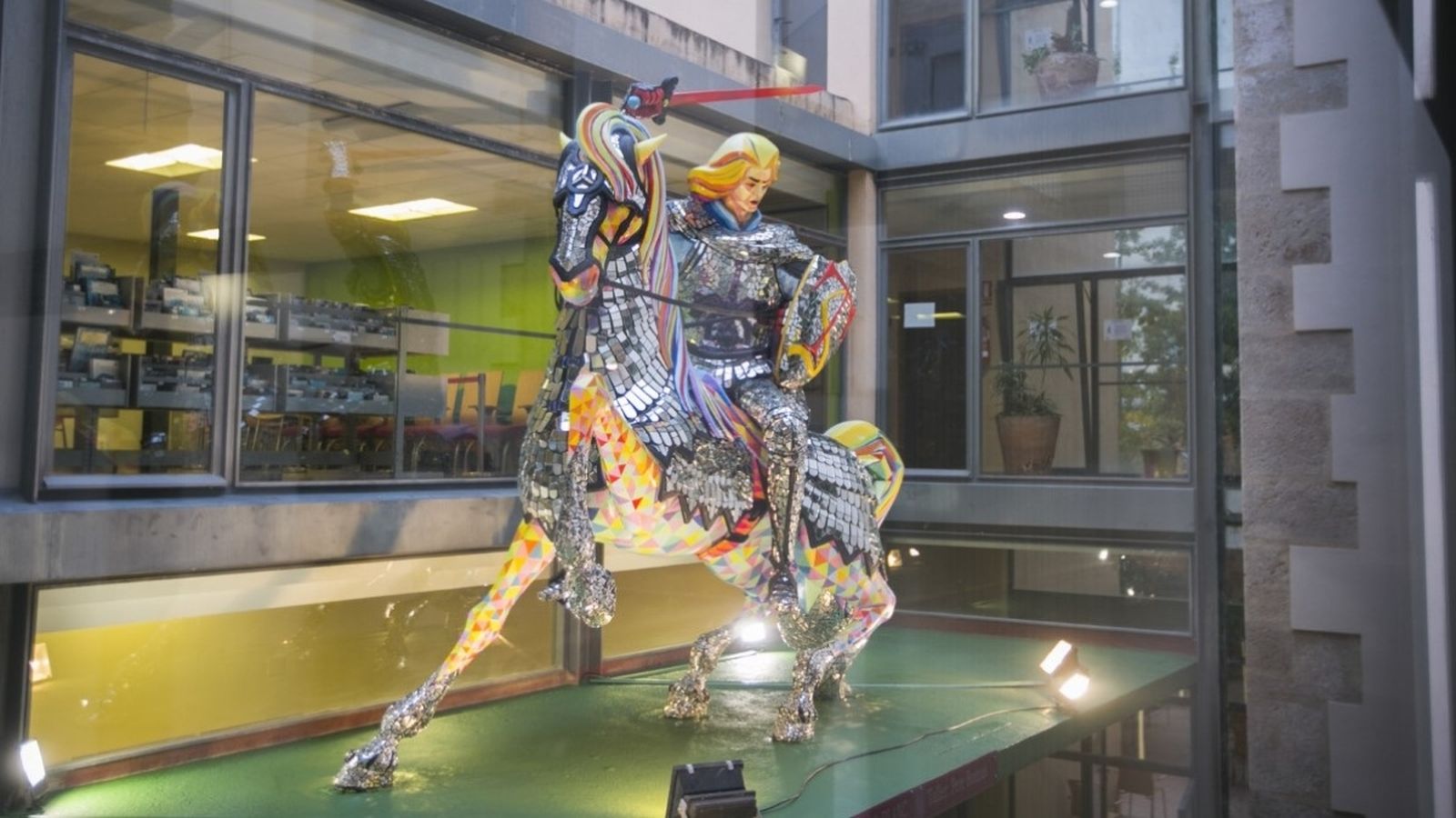 El Tirant lo Blanc llueix ara una versió més moderna, amb colors i trencadís d'espill