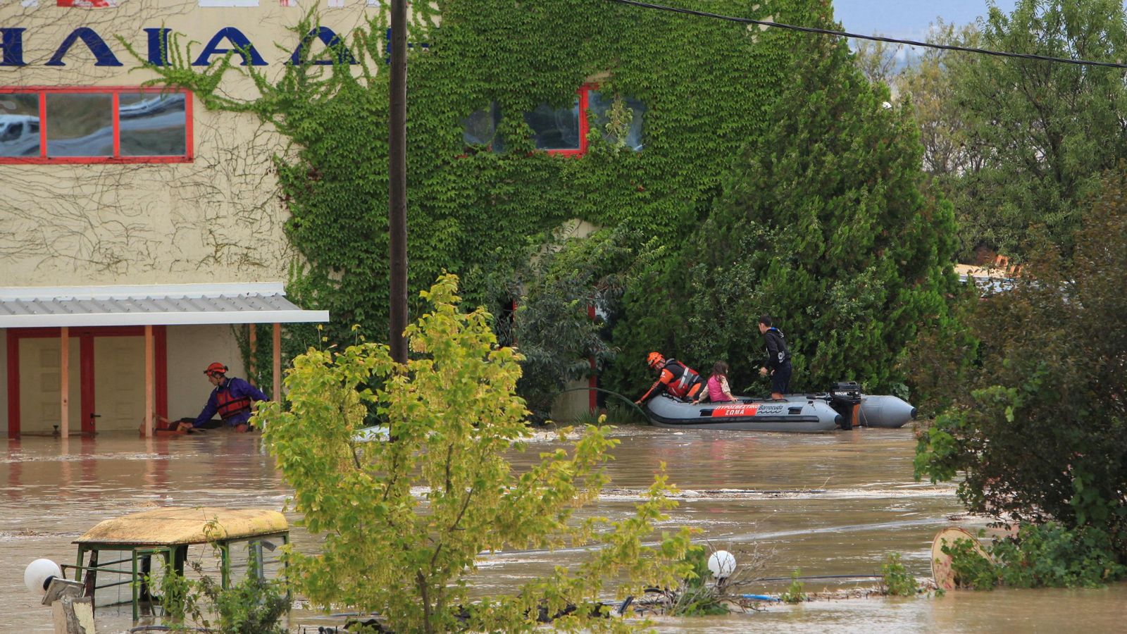 Els bombers rescaten persones d'una zona inundada per l'impacte de la tempesta Daniel a la ciutat de Larissa