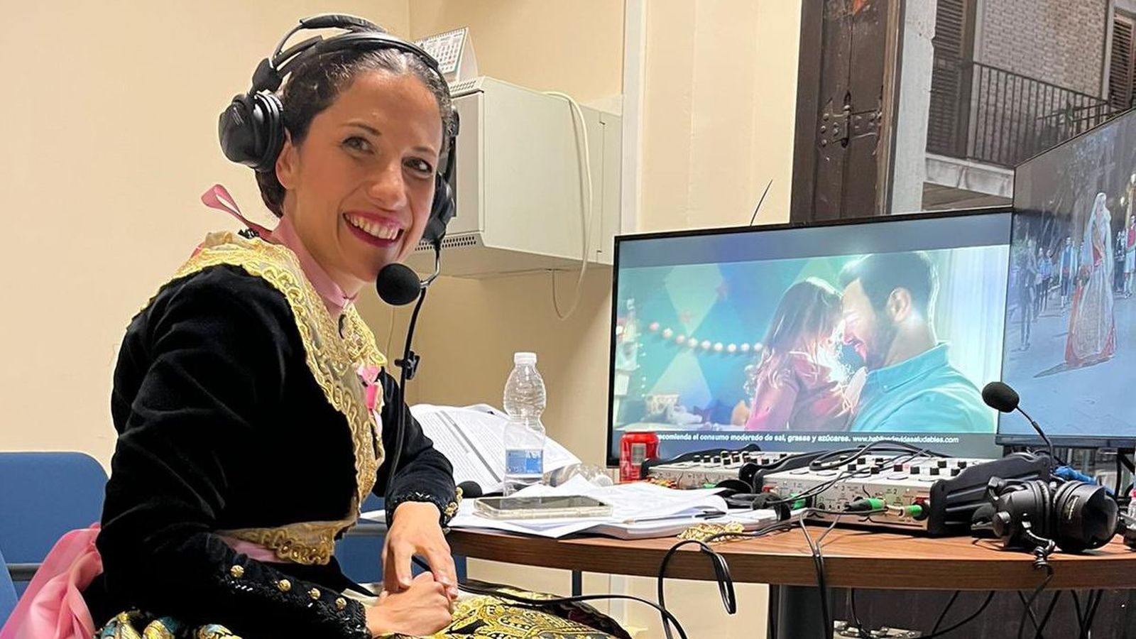 La periodista Ampa Caballero condueix l'última part de l'Ofrena vestida de fallera