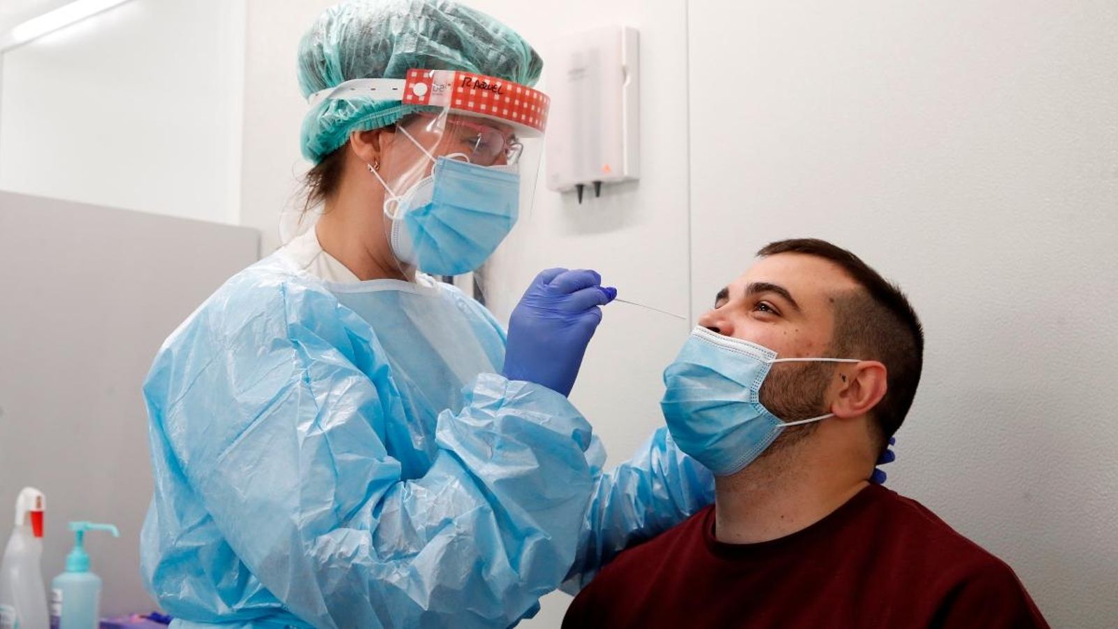 Una sanitària realitza una prova de PCR