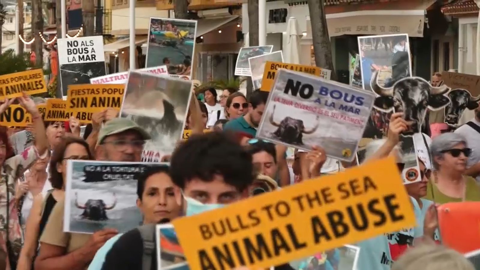 Manifestació del col·lectiu Dénia Animal Save realitzada a Xàbia